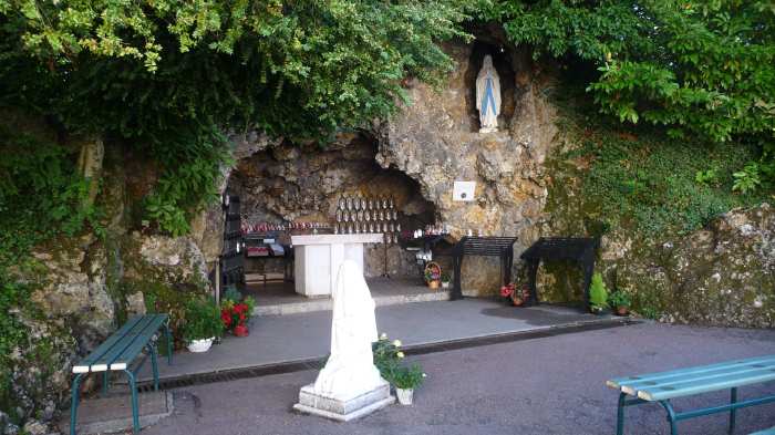 — autel dressé au couvent St Gildard assorti d'une reproduction de la grotte de Lourdes —