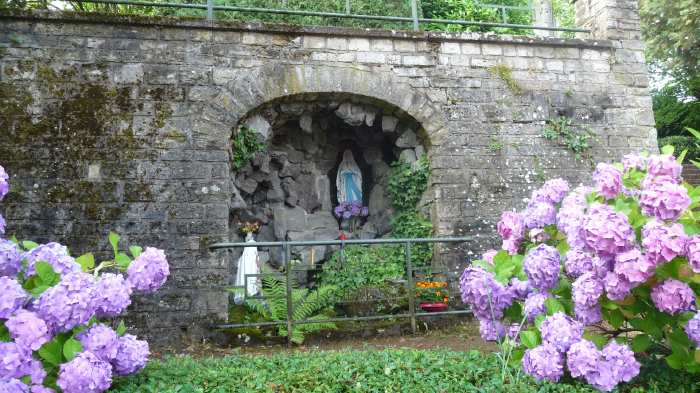 — Carré marial construit en bordure de route et assorti d'une reproduction de la grotte de Lourdes —