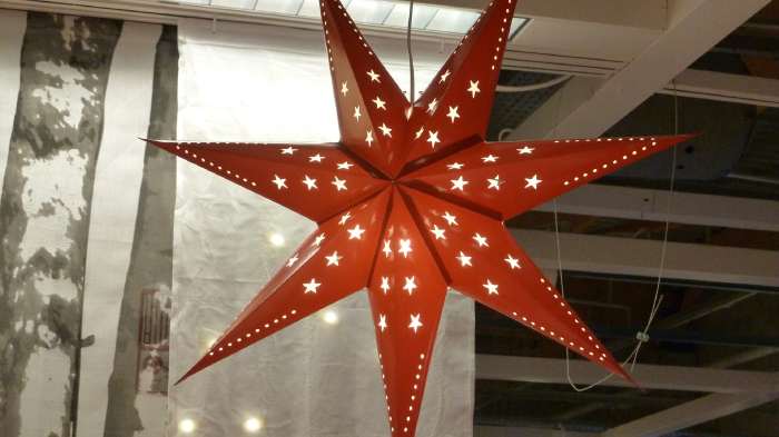 - Etoile décorée avec des pentagrammes -