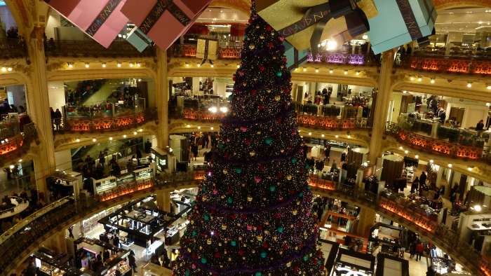 — Intérieur du magasin des Galeries Lafayette — Paris —