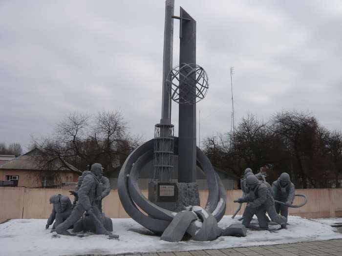 — Monument dédié aux liquidateurs — Poste de contrôle de la Zone de Tchernobyl — (Ukraine) —