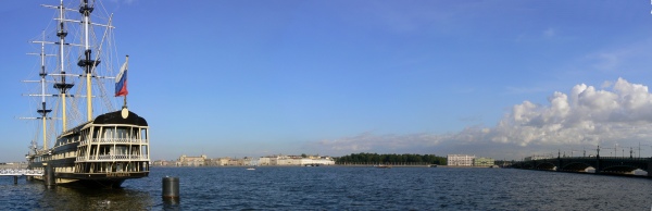 Vues panoramiques depuis une berge de la Neva avec vue partielle de l'hermitage