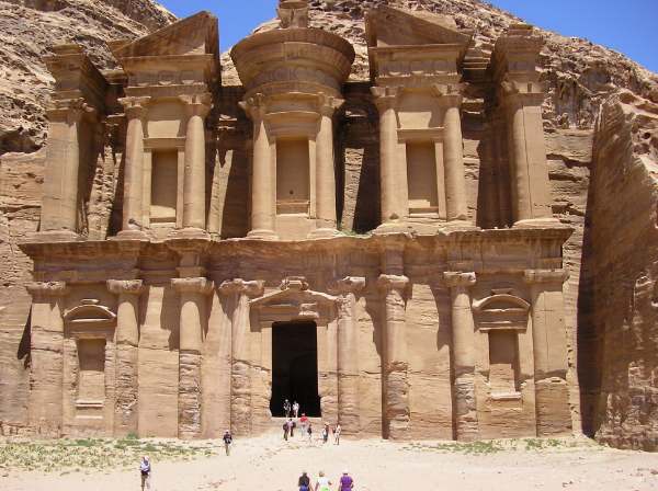 - Façade monumentale du Deir (haute de 45 m) directement taillée dans la roche - Site de Petra (Jordanie) - 2010 - 