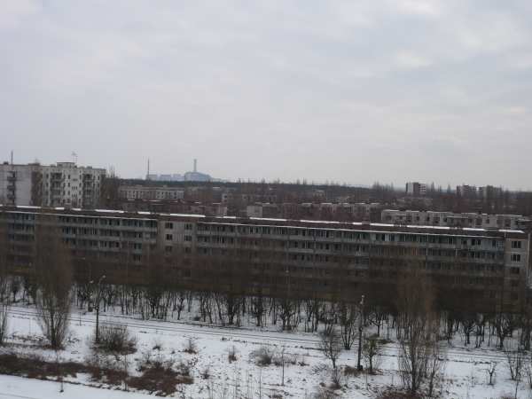 - Vue panoramique de lla ville de Prypiat avec la cheminée de la centrale visible à l'horizon -