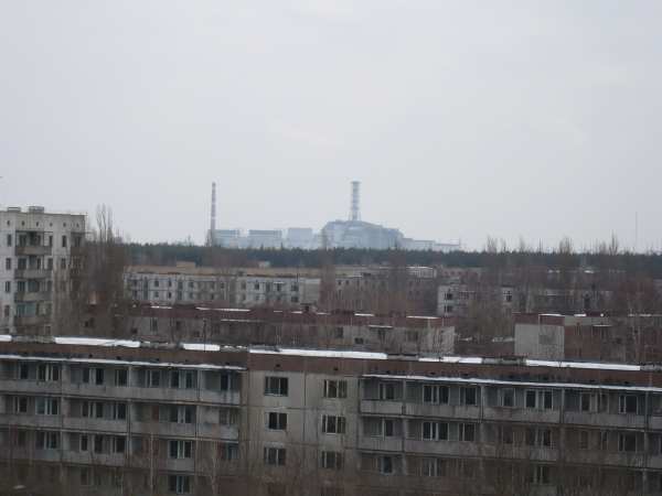 - Vue panoramique de lla ville de Prypiat avec la cheminée de la centrale visible à l'horizon -