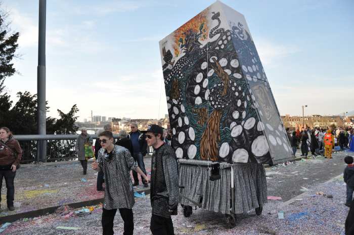— Char dénonçant la catastrophe BP - Carnaval de Bâle - Bâle/Basel —