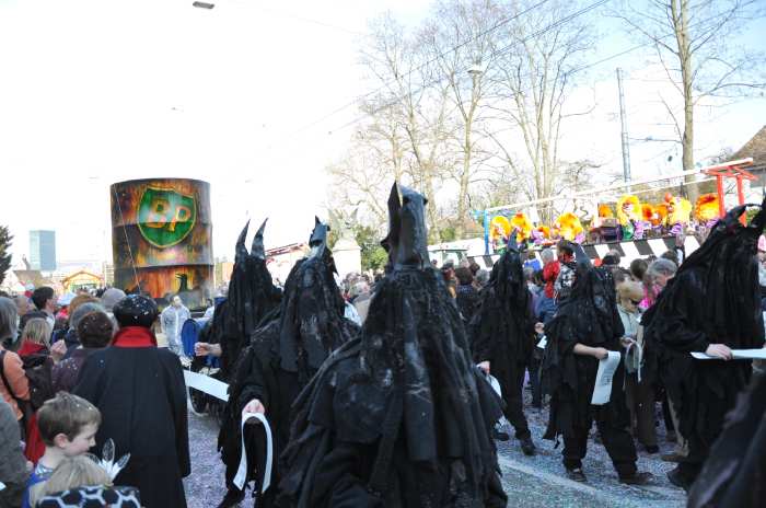 — Char dénonçant la catastrophe BP - Carnaval de Bâle - Bâle/Basel —