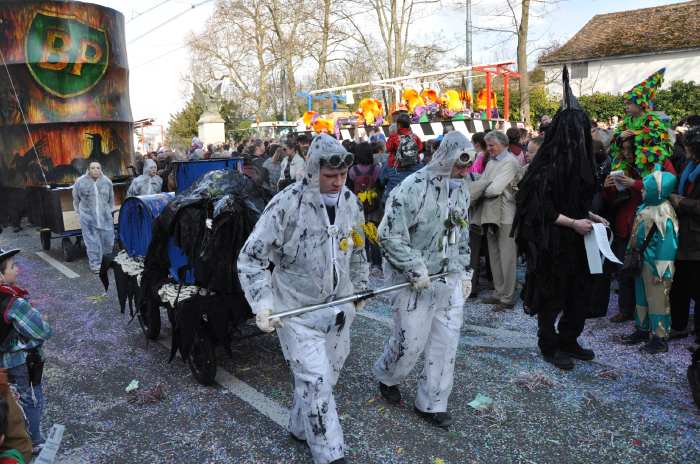 — Char dénonçant la catastrophe BP - Carnaval de Bâle - Bâle/Basel —