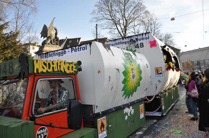 — Char dénonçant la catastrophe BP - Carnaval de Bâle - Bâle/Basel —