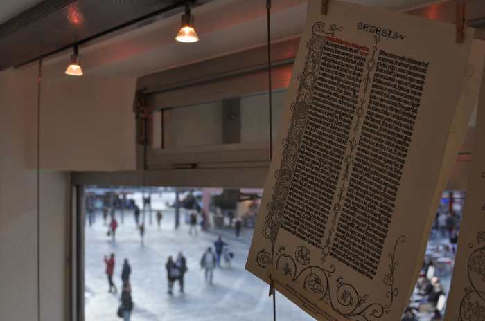 — Reproduction de pages de Bible de Gutenberg vendues en librairie - Mayence (Allemagne) —  — Pas de copyright — Document personnel — Gérard Colombat — Octobre 2010 —