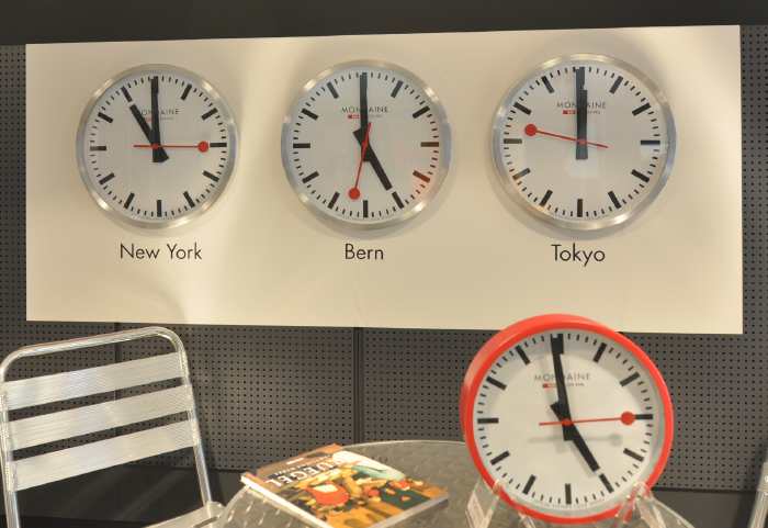 — Horloges dans une vitrine de magasin - Berne (Suisse) —