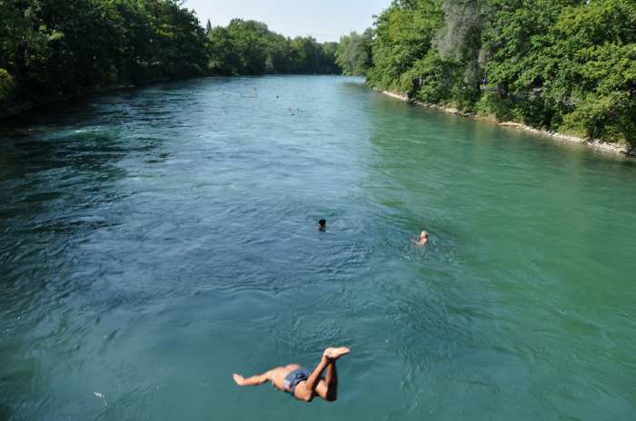 — Plongeur en action dans l'Aare - Berne —