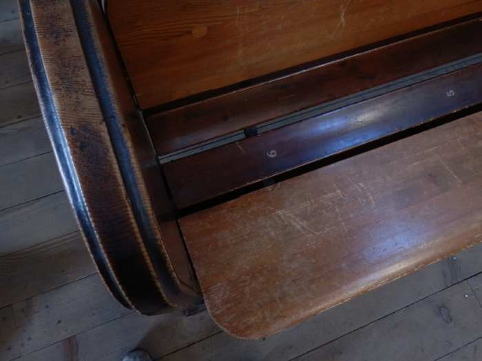 — Place numérotée (5 et 6) sur un banc - Collégiale St Vincent - Berne —
