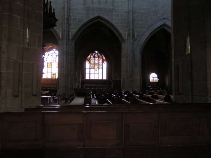 — Rangées de bancs vues depuis une rangée de bancs latérale - Collégiale St Vincent - Berne —