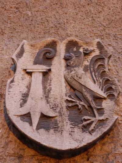 — Blason du district de Porrentruy en bas-relief sur une façade de maison - Porrentruy (CH) —