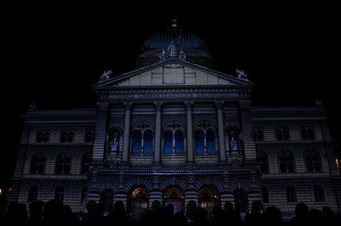 — Illuminations en façade du Bundesrat vues depuis la Bundesplatz - Berne —