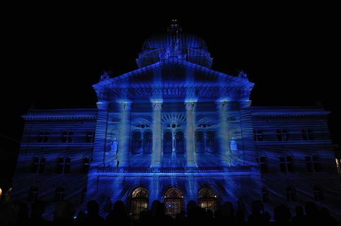 — Illuminations en façade du Bundesrat vues depuis la Bundesplatz - Berne —