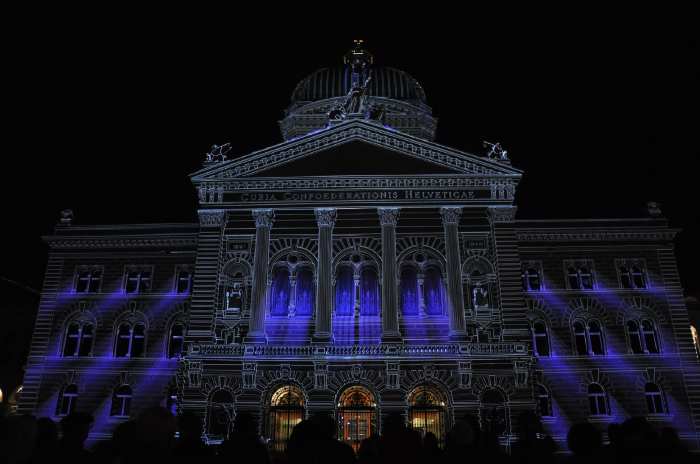 — Illuminations en façade du Bundesrat vues depuis la Bundesplatz - Berne —