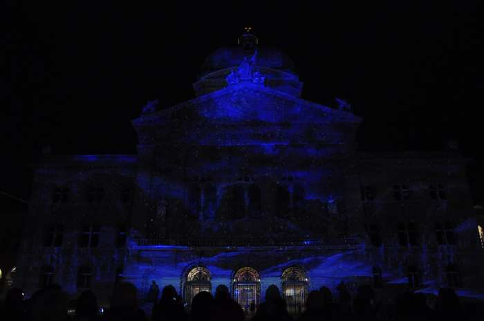 — Illuminations en façade du Bundesrat vues depuis la Bundesplatz - Berne —