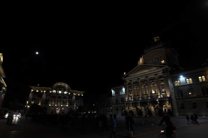 — Lune montante au-dessus du Bundesrat et de la Bundesplatz - Berne —