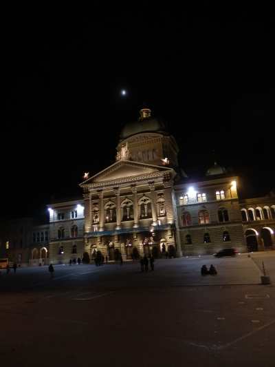 — Lune montante au-dessus du Bundesrat et de la Bundesplatz - Berne —