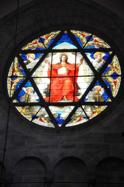 — Vitrail représentant le Christ en majesté inséré dans un hexagramme vue de dos en extérieur depuis le cloître - cathédrale - Bâle/Basel —