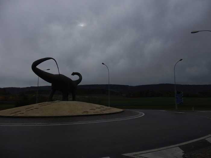 — Représentation d'un diplodocus de Hervé Bénard en grandeur réelle (18m) sur un giratoire (en direction de Courtedoux) - Porrentruy (CH) —