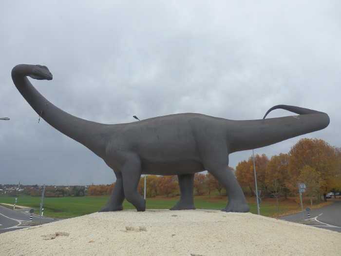 — Représentation d'un diplodocus de Hervé Bénard en grandeur réelle (18m) sur un giratoire (en direction de Courtedoux) - Porrentruy (CH) —