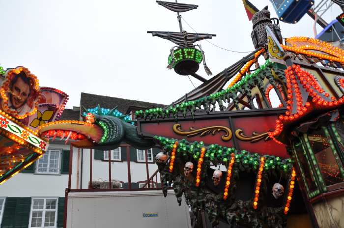 — Fête foraine sur le parvis de la cathédrale - Bâle/Basel —