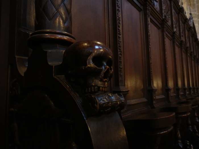 — Effigie d'un crâne sur un accoudoir de banc - Collégiale St Vincent - Berne —