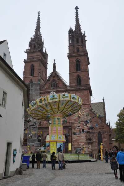 — Fête foraine sur le parvis de la cathédrale - Bâle/Basel —