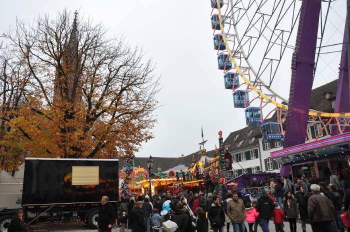 — Fête foraine sur le parvis de la cathédrale - Bâle/Basel —