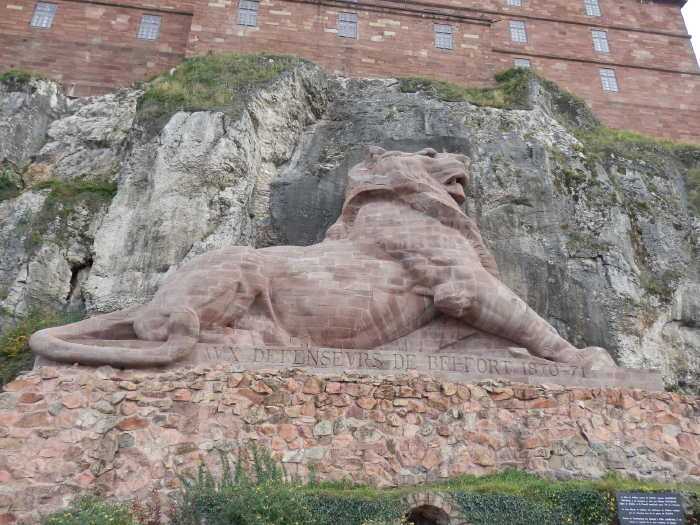 — "Lion de Belfort" au pied de la falaise de la citadelle -