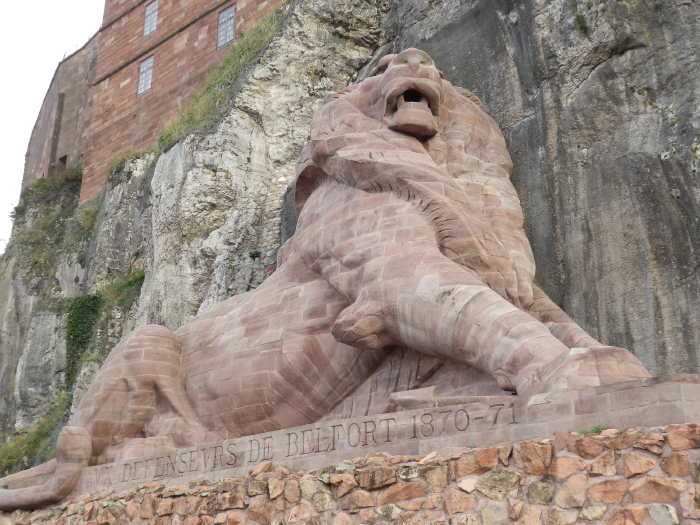 — "Lion de Belfort" au pied de la falaise de la citadelle -