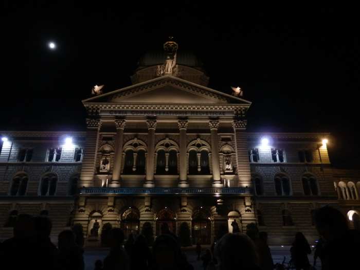 — Lune montante dans le ciel au-dessus du Bundesrat (Parlement) - Berne —