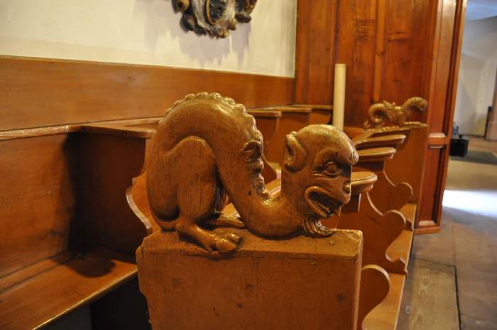 — Créature sculptée sur un banc - Eglise St Pierre - Bâle/Basel —
