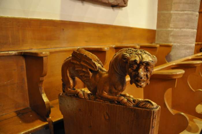 — Créature sculptée sur un banc - Eglise St Pierre - Bâle/Basel —
