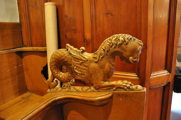 — Créature sculptée sur un banc - Eglise St Pierre - Bâle/Basel —