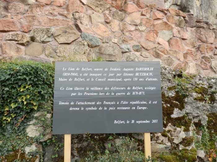 — Panneau commémoratif de l'inauguration du "Lion de Belfort" au pied de la falaise de la citadelle - Belfort —