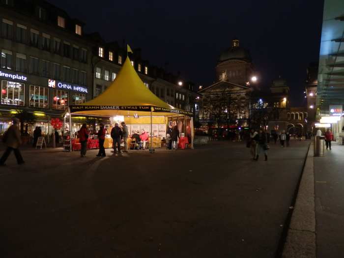 — Tente de présentation de la scientologie - Place des ours - Berne —