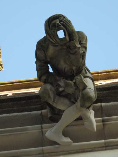 — Statue en surplomb sur une gouttière vue depuis le parvis - Collégiale St Vincent - Berne —