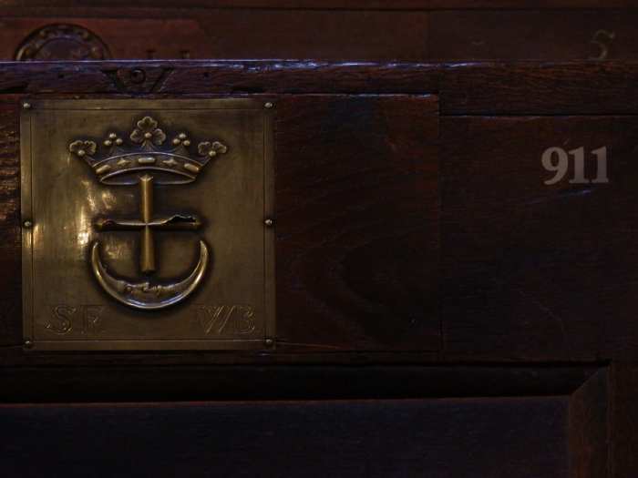 — Place numérotée (911) sur un banc - Collégiale St Vincent - Berne —  — Pas de copyright — Document personnel — Gérard Colombat — Novembre 2011 —  Cliquer sur l'image pour obtenir un agrandissement