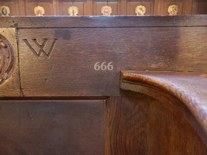 — Place numérotée (666) sur un banc - Collégiale St Vincent - Berne —