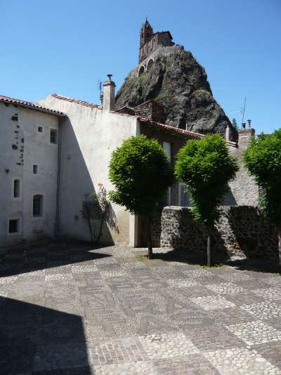 Cour du "carré magique" de l'église St Clair — Le Puy-en-Velay