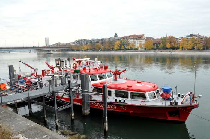 — Bateau secours-incendie amarré sur la berge du Rhin - Bâle/Basel —