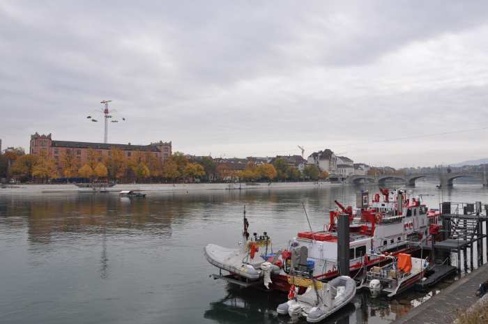 — Attraction foraine "Rocket" vue depuis une berge du Rhin - 541e foire - Bâle/Basel —