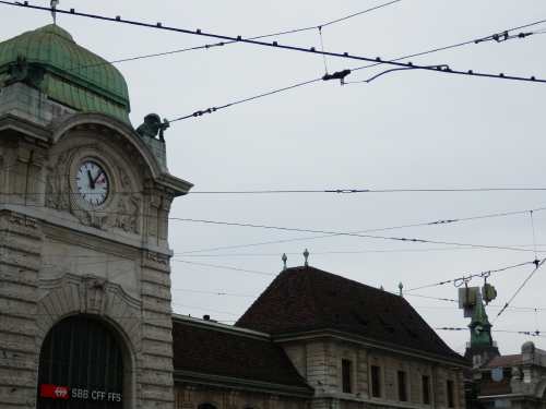 — Tours de la gare avec leurs horloges et leurs basilics - Bâle/Basel —