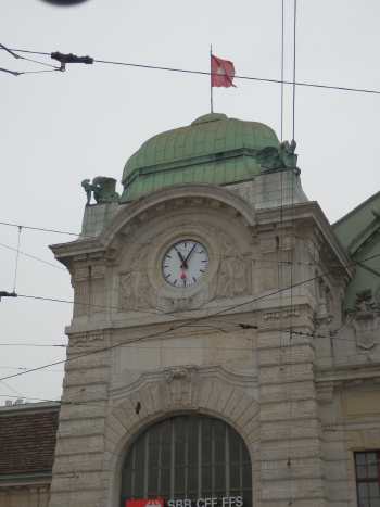 — Tours de la gare avec leurs horloges et leurs basilics - Bâle/Basel —