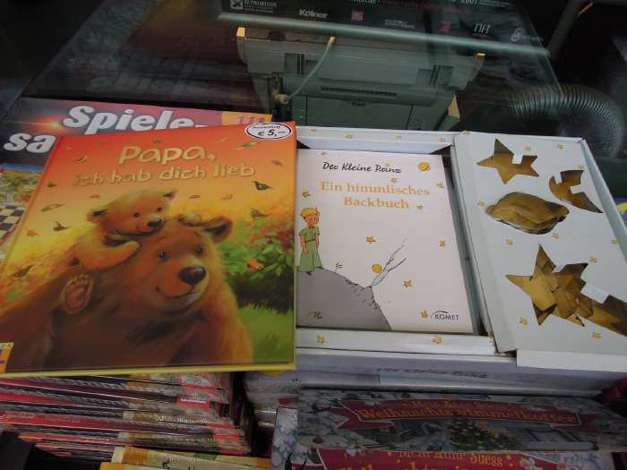 — Livres pour enfants sur un rayon de librairie - Cologne —