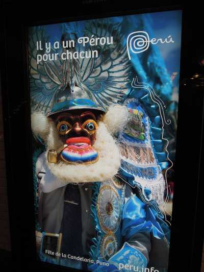 — Affiche publicitaire rétro-éclairée dans le métro - Paris —